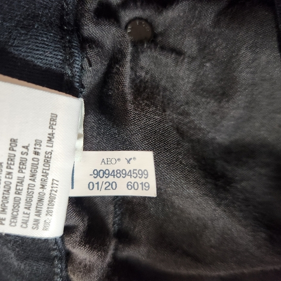 American Eagle Womens |4| Black Next Level Stretch Curvy Hi-Rise Shortie - Picture 7 of 7